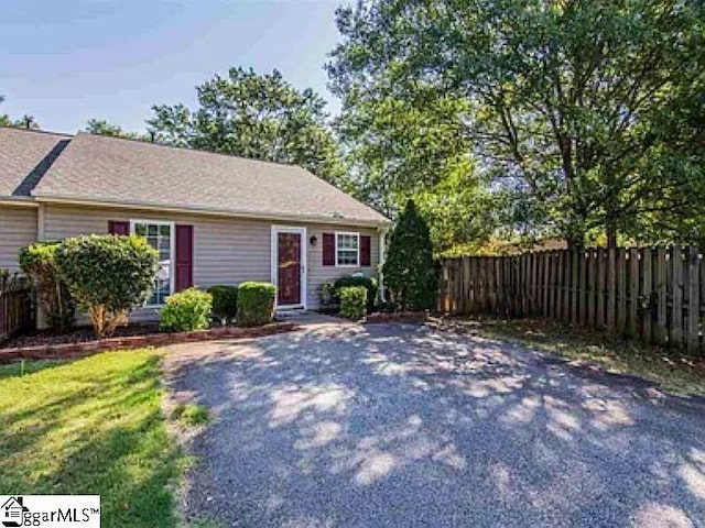 317 Farnsworth Rd, Spartanburg, SC 29301 - view of front of property with fence