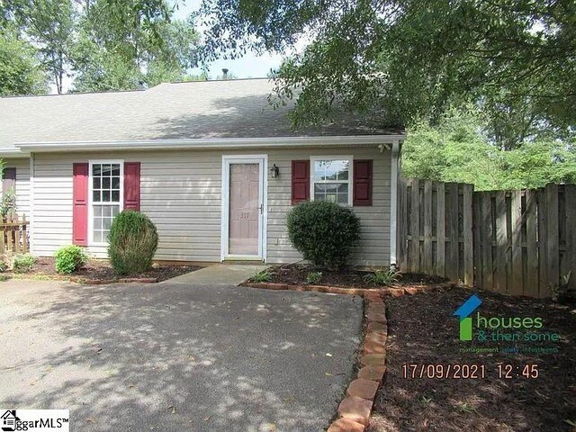 317 Farnsworth Rd, Spartanburg, SC 29301 - view of front of house with fence and a patio area