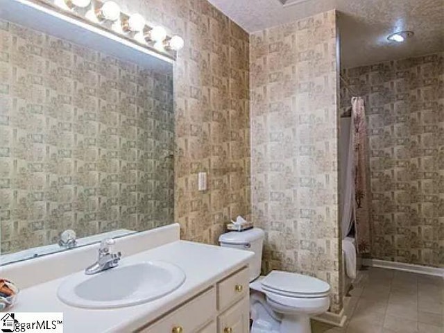 317 Farnsworth Rd, Spartanburg, SC 29301 - full bathroom featuring tile patterned flooring, vanity, toilet, and shower / bath combo
