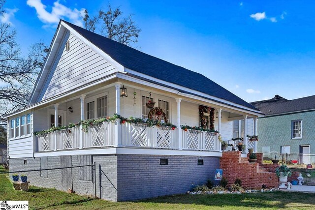 15 S Greenwood Ave, Ware Shoals, SC 29629 - view of front of home with covered porch