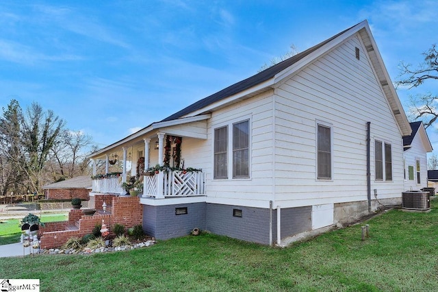 15 S Greenwood Ave, Ware Shoals, SC 29629 - view of side of property featuring covered porch, a lawn, and crawl space