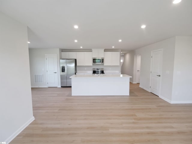 5420 Marblewood Rd, Spartanburg, SC 29306 - kitchen with stainless steel appliances, a kitchen island with sink, light countertops, baseboards, and recessed lighting