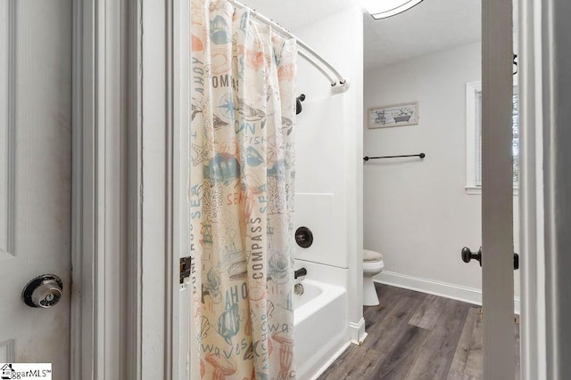 full bathroom featuring shower / bath combo with shower curtain, baseboards, wood finished floors, and toilet