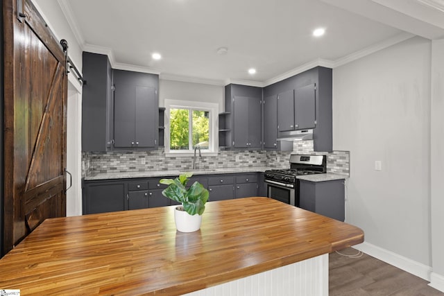 kitchen featuring open shelves, stainless steel gas range oven, a sink, under cabinet range hood, and gray cabinetry