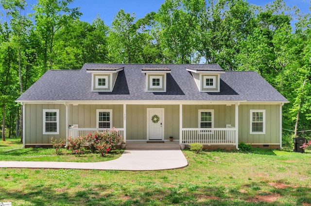 view of front of property featuring board and batten siding, a front yard, a shingled roof, and a porch