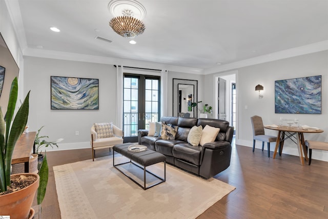living room featuring crown molding, recessed lighting, baseboards, wood finished floors, and visible vents