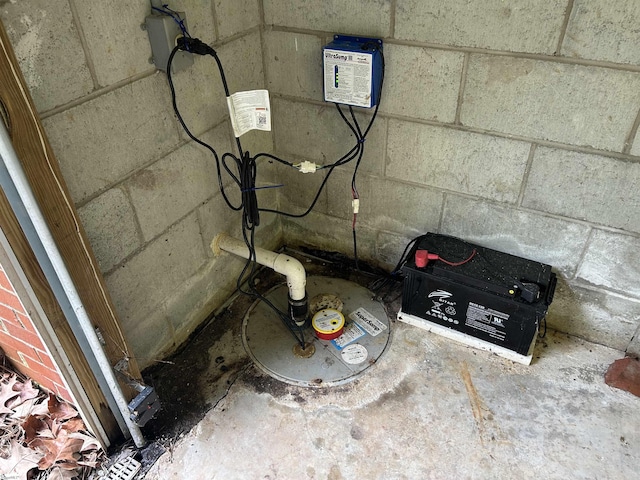 402 Chestnut St, Clinton, SC 29325 - details featuring concrete block wall