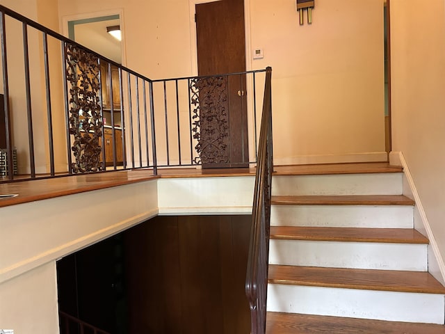 402 Chestnut St, Clinton, SC 29325 - view of stairway