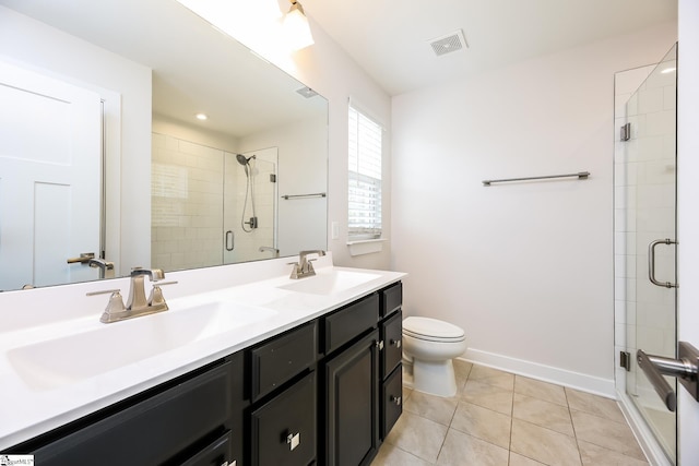 full bathroom featuring visible vents, a sink, and tiled shower