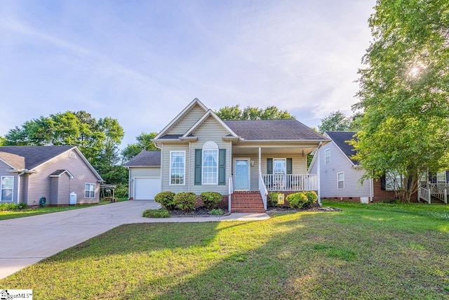 view of front of home featuring a porch, driveway, and a front yard