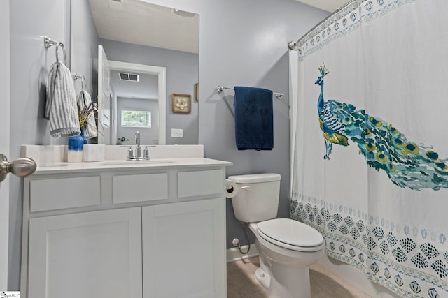 full bath featuring a shower with curtain, visible vents, vanity, baseboards, and toilet