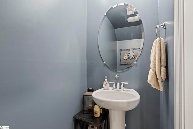 bathroom featuring a sink