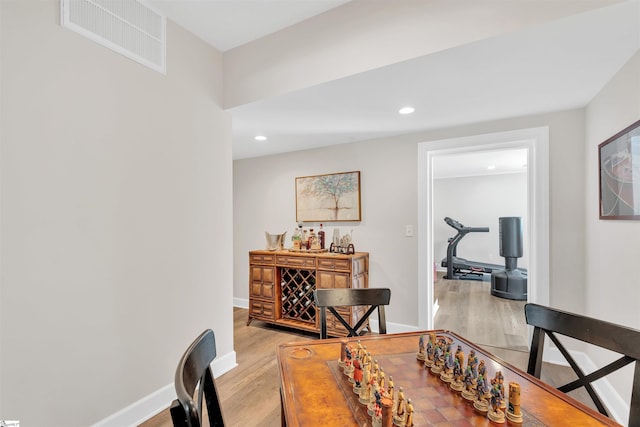 dining space featuring recessed lighting, baseboards, visible vents, and light wood-style flooring