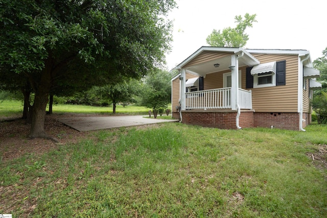 view of front of house with covered porch and a front yard