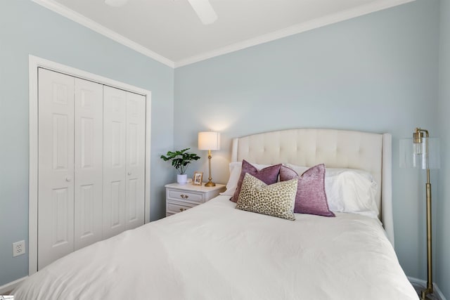 bedroom with ceiling fan, ornamental molding, and a closet