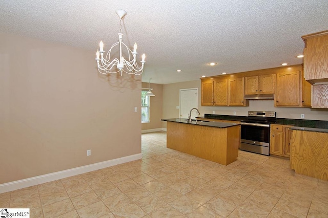 kitchen featuring electric range, dark countertops, an inviting chandelier, a textured ceiling, and under cabinet range hood