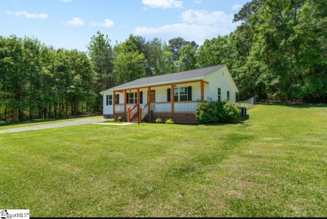 view of front of home with a porch, driveway, and a front yard
