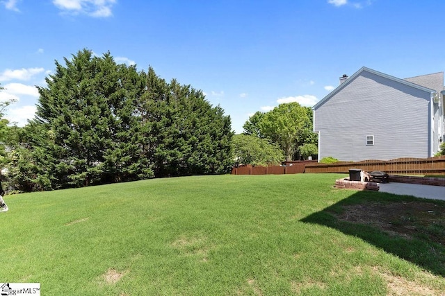 view of yard featuring fence