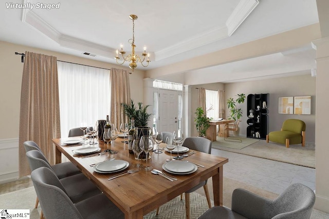 dining room with crown molding, a raised ceiling, visible vents, and an inviting chandelier
