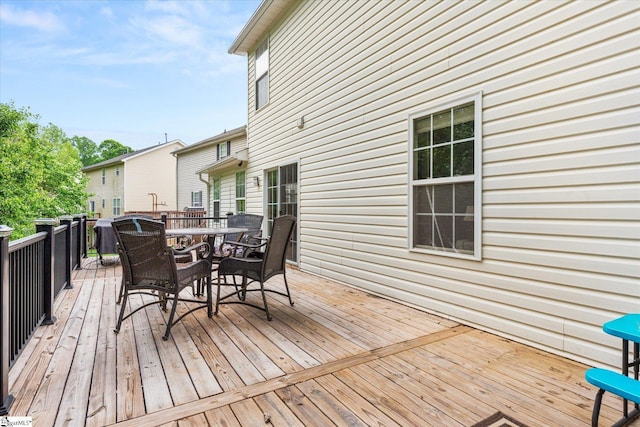 deck with outdoor dining space