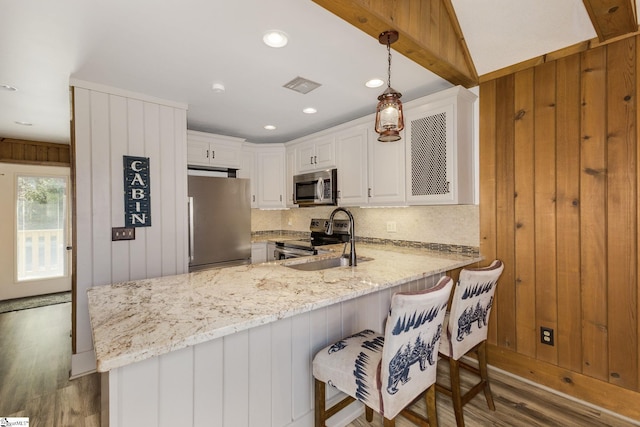 1000-2 Captains Cove Ct, Salem, SC 29676 - kitchen with decorative backsplash, a sink, a peninsula, light wood-style floors, and stainless steel appliances