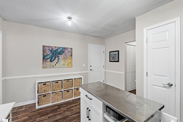 office space featuring a textured ceiling, dark wood-style floors, and baseboards