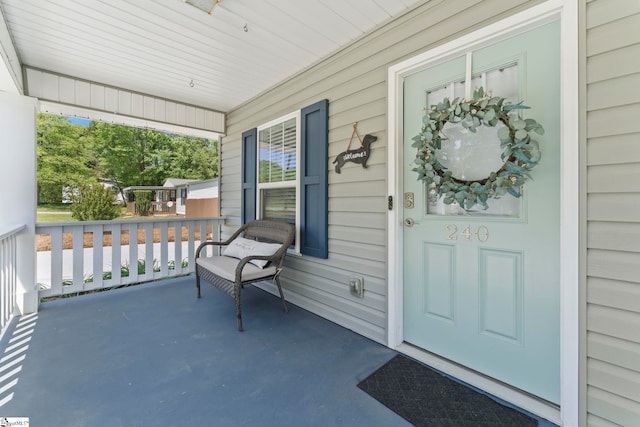 entrance to property featuring covered porch