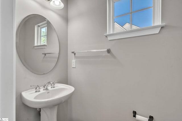 bathroom featuring a sink