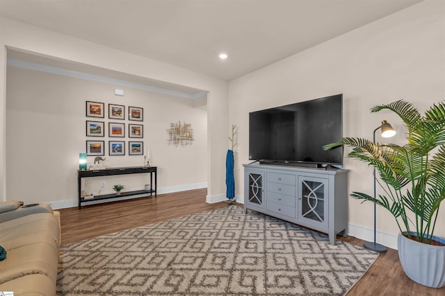living area featuring baseboards, recessed lighting, and wood finished floors