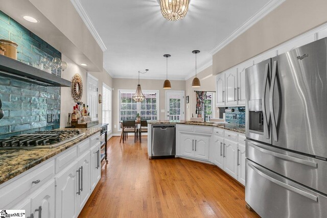 268 Antrim Ave, Moore, SC 29369 - kitchen featuring an inviting chandelier, a peninsula, a sink, appliances with stainless steel finishes, and backsplash