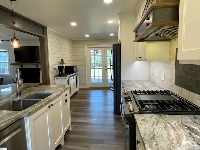 kitchen with plenty of natural light, a sink, under cabinet range hood, and stainless steel appliances