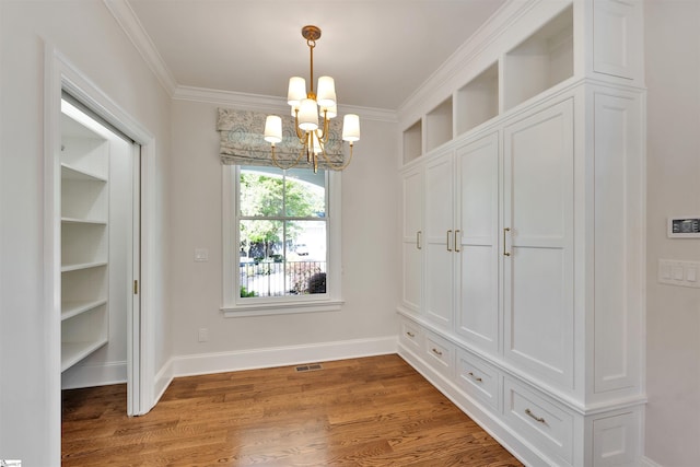 mudroom with visible vents, baseboards, a chandelier, ornamental molding, and light wood-style flooring