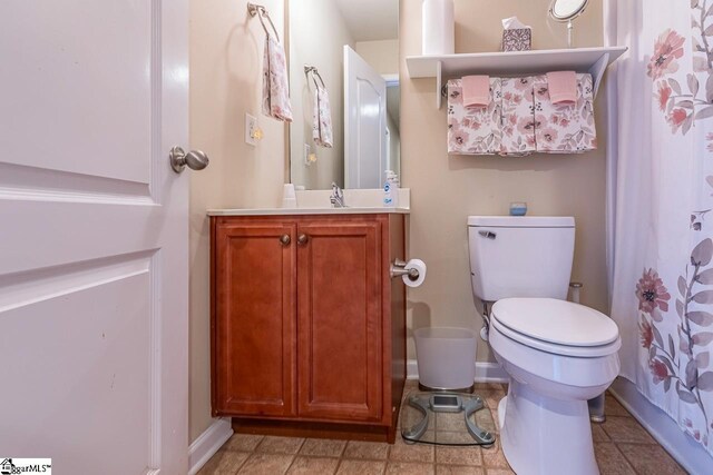 full bath featuring vanity, baseboards, toilet, and a shower with curtain