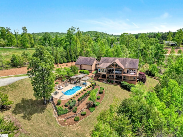 birds eye view of property featuring a forest view