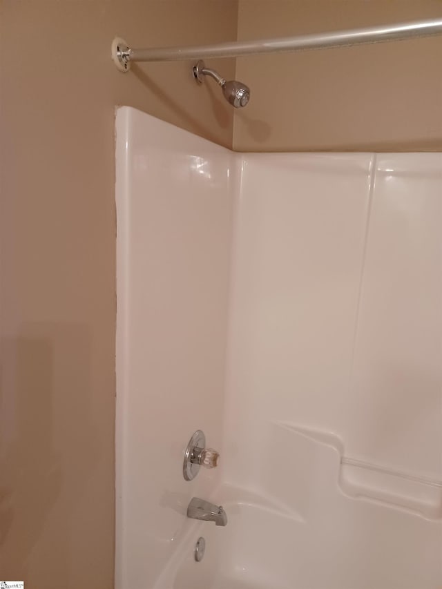 bathroom with tub / shower combination