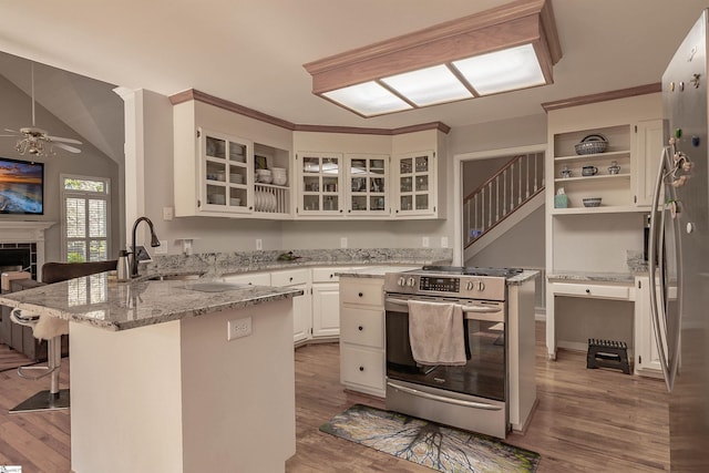 104 Bellewood Dr, Easley, SC 29640 - kitchen featuring ceiling fan, stainless steel range with electric stovetop, a sink, a peninsula, and light wood-style flooring