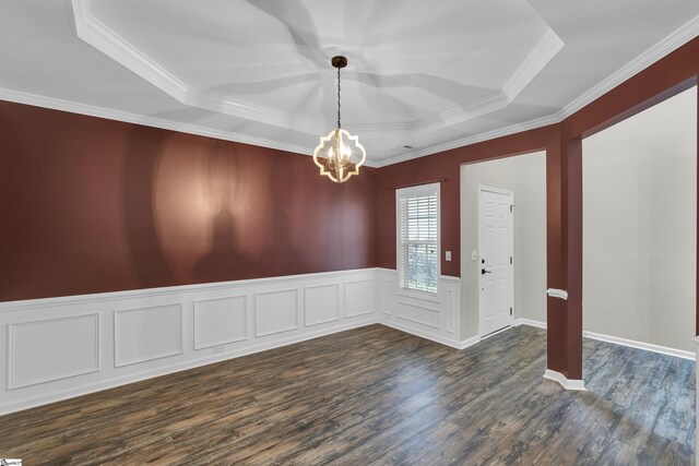 spare room with dark wood-style flooring, wainscoting, a raised ceiling, a notable chandelier, and ornamental molding