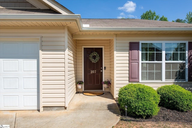 entrance to property with a shingled roof