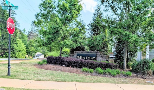 community sign with a lawn