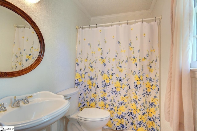 full bath featuring crown molding, toilet, a shower with shower curtain, and a sink