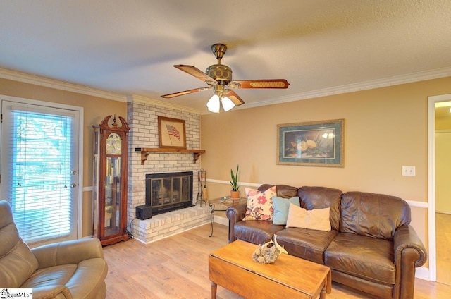 living room featuring ornamental molding, light wood finished floors, and ceiling fan