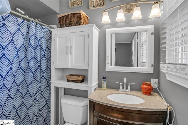 full bath with vanity, a shower with shower curtain, and toilet