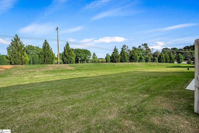 view of yard featuring golf course view