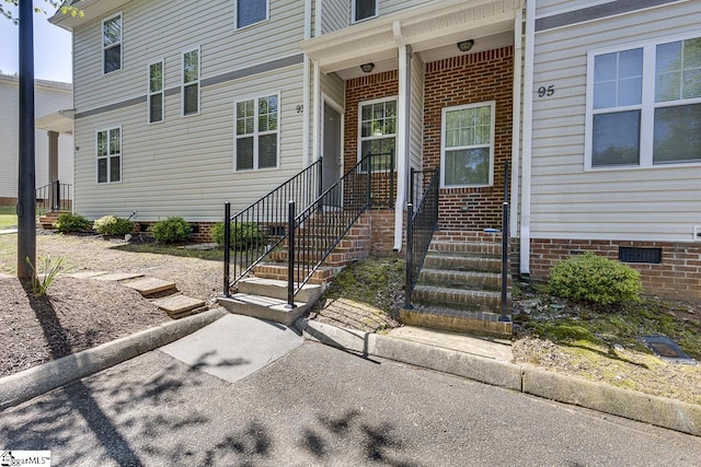 property entrance with crawl space