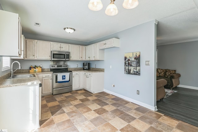 118 Wonderberry Ct, Boiling Springs, SC 29316 - kitchen featuring stainless steel appliances, a sink, baseboards, light countertops, and stone finish flooring