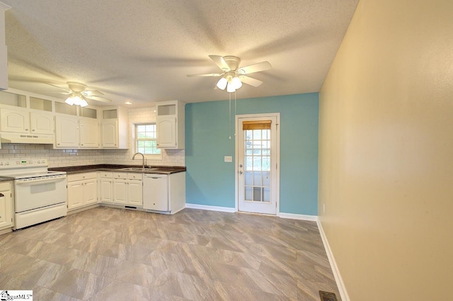 602 Habersham Ln, Easley, SC 29642 - kitchen featuring a sink, dark countertops, white appliances, under cabinet range hood, and a ceiling fan