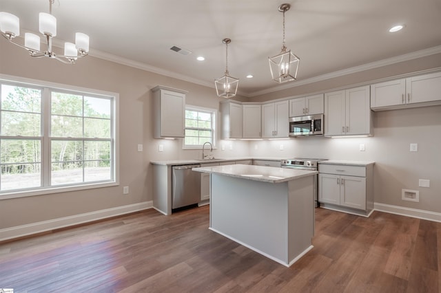 241 Carriage Gate Dr, Wellford, SC 29385 - kitchen featuring a sink, visible vents, stainless steel appliances, and a chandelier