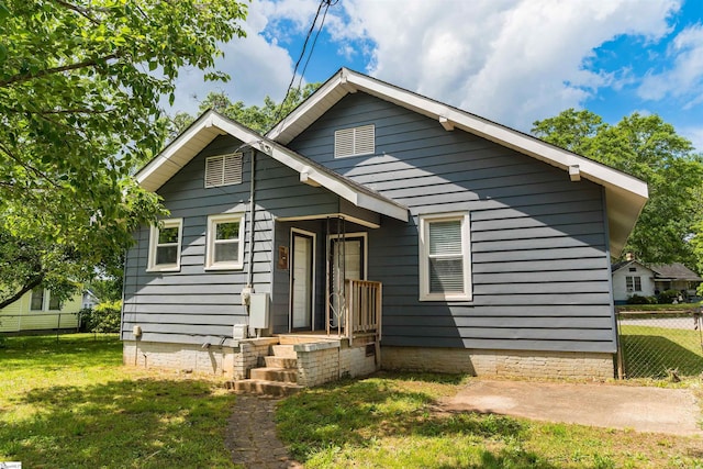 14 Damson St, Spartanburg, SC 29303 - bungalow-style home featuring fence and a front yard