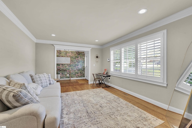 living room featuring crown molding, recessed lighting, baseboards, and wood finished floors
