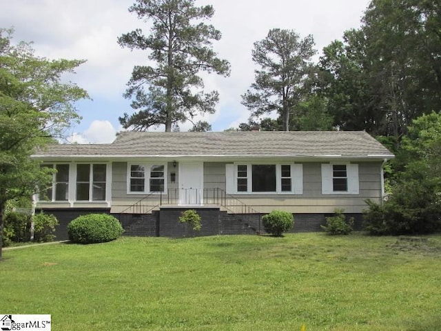 single story home featuring a front lawn